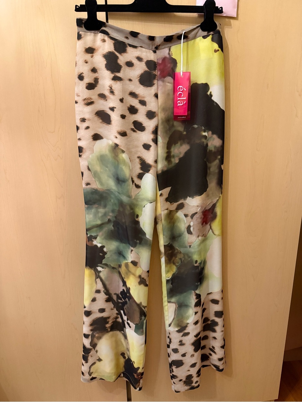 Woman Floral Print Wide-Leg Pants and top in Yellow Green